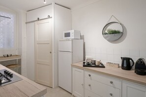 Réfrigérateur, four à micro-ondes, surface de cuisson, lave-vaisselle