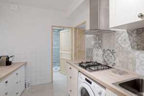 Réfrigérateur, four à micro-ondes, surface de cuisson, lave-vaisselle