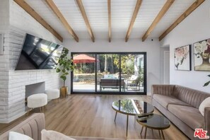 TV - Heaven - Home Away from Home! (Los Angeles)