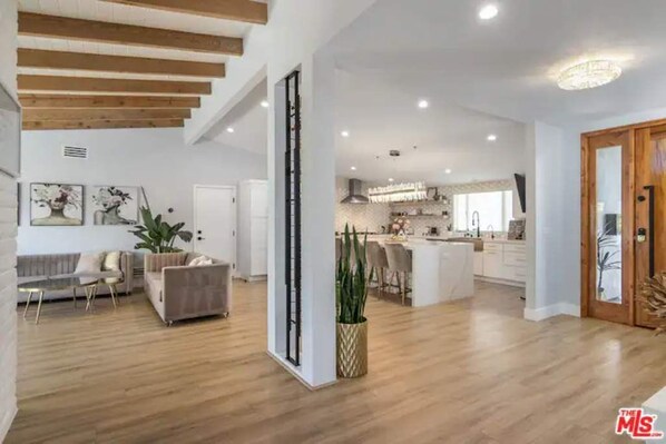 TV - Heaven - Home Away from Home! (Los Angeles)