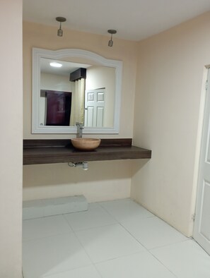 Basic Room, 2 Double Beds | Bathroom | Free toiletries - Hotel Gami Express  (Zacatecas)