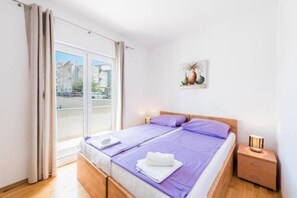 1 غرفة نوم ومكواة/لوح كي وملاءات أسرّة