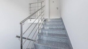 Eine Treppe mit Metallgeländern und Granitstufen.