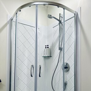 Een douche, een haardroger, handdoeken, zeep