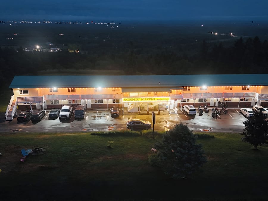 Mặt tiền nơi lưu trú - ban đêm