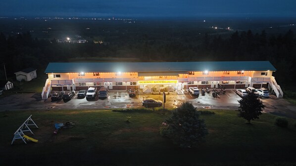 Fachada da propriedade à noite