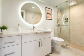 Secadora de cabello, toallas, jabón, papel de baño 