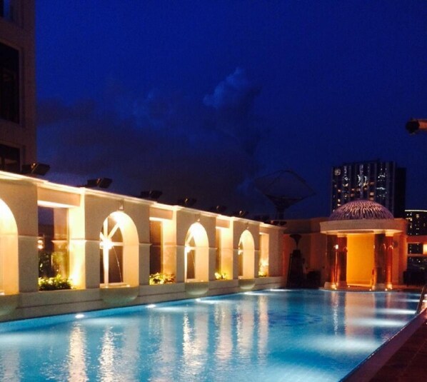 Una piscina al aire libre