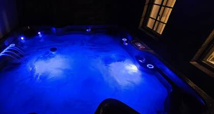 Cozy Up North Retreat in the Heart of Sault Ste. Marie. Pet Friendly! Hot Tub!