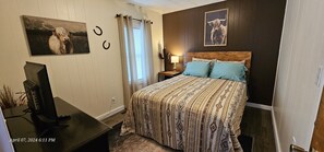 2 bedrooms, iron/ironing board, free WiFi, bed sheets - Cozy Up North Retreat in the Heart of Sault Ste. Marie. Pet Friendly! Hot Tub! (Sault Ste. Marie)