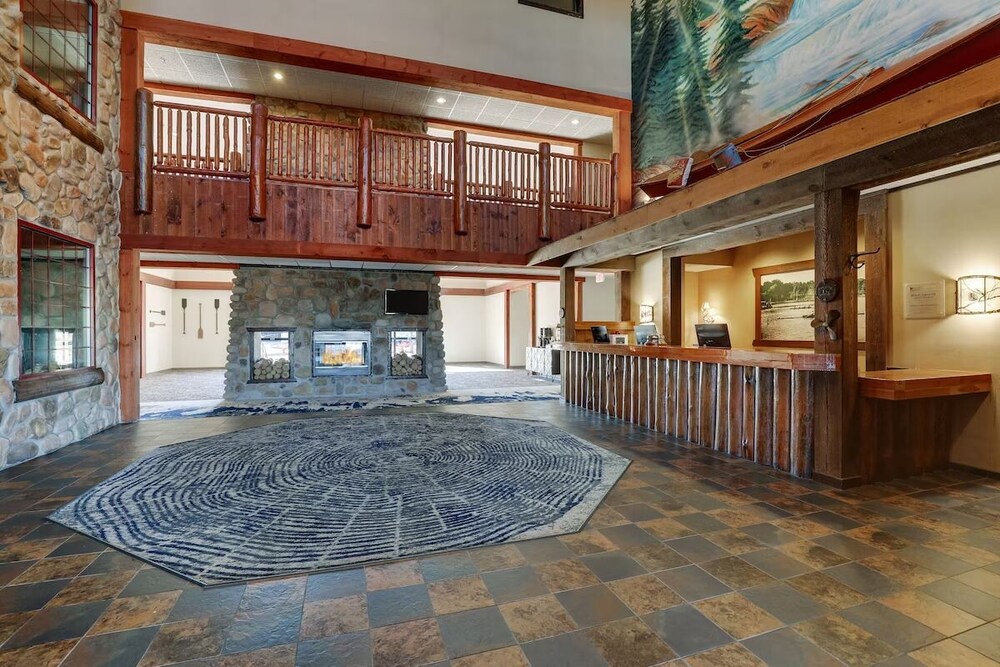 Expanded King with Sofa Bed, Stoney Creek Quad Cities, Pool Moline Vrbo