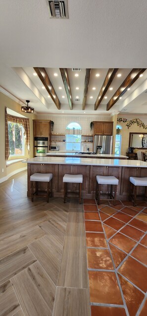 Kylskåp, mikrovågsugn, ugn och spishäll