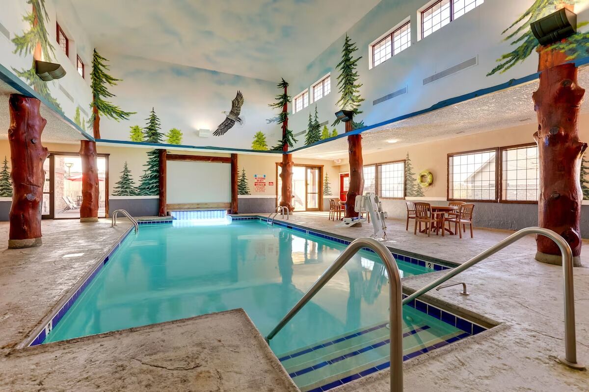 Whirlpool, Fireplace, Theme Suite, Stoney Creek Quad Cities, Pool