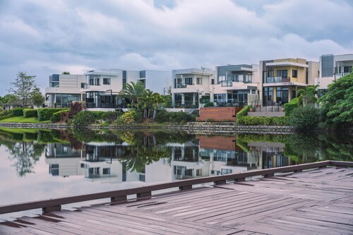 Spacious Luxury Apartment Near the Lake in Gold Coast - Prime Location