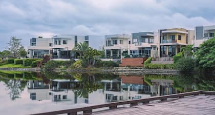 Spacious Luxury Apartment Near the Lake in Gold Coast - Prime Location