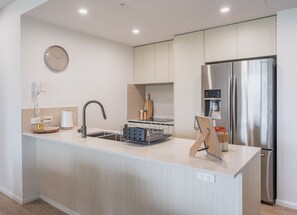 Mikrowelle, Ofen, Herdplatte, Kochgeschirr/Geschirr/Besteck