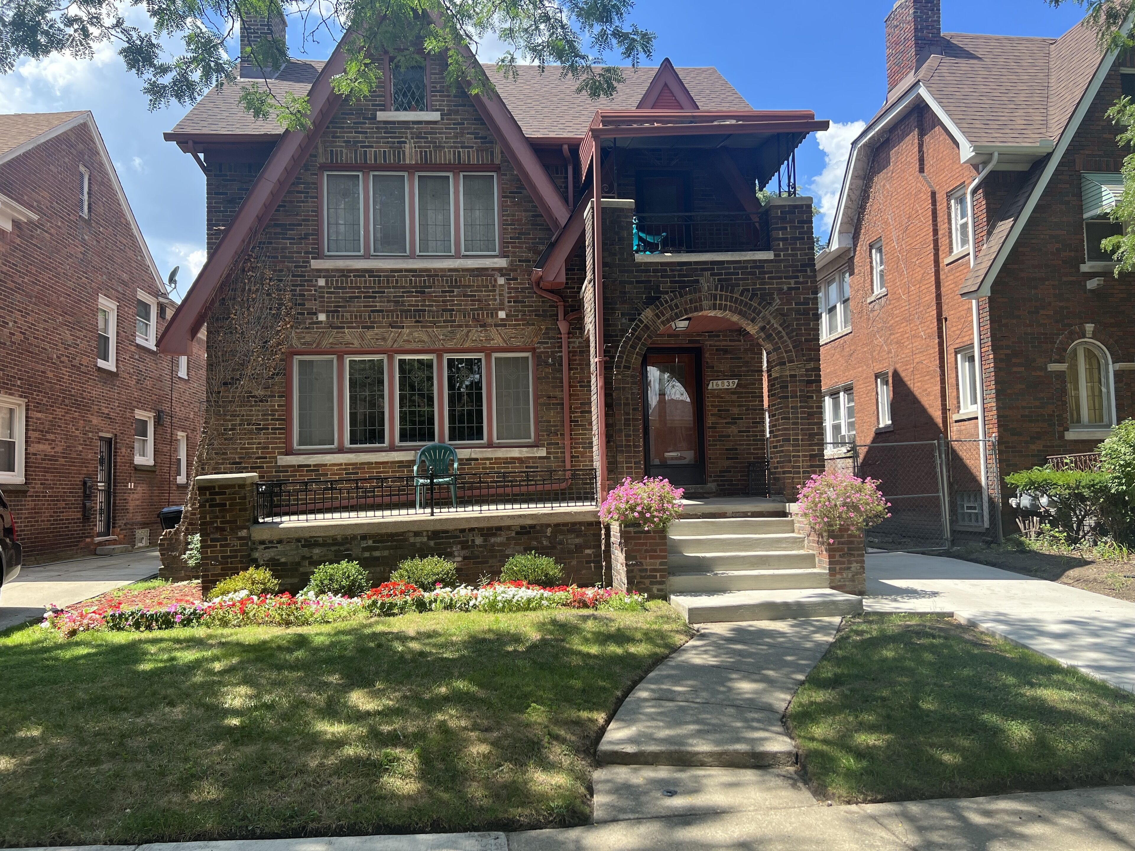 GORGEOUS Luxury 3Br 2Bth Home Located just minutes from Downtown! Lower Unit