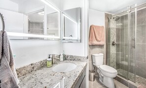 Hair dryer, towels, soap, toilet paper - Panoramic bay views, just steps from the water! (San Diego)