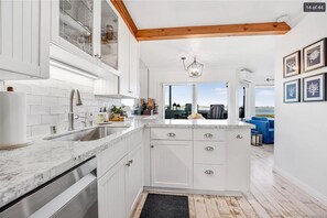 Mikrobølgeovn, ovn, kokeplater og oppvaskmaskin