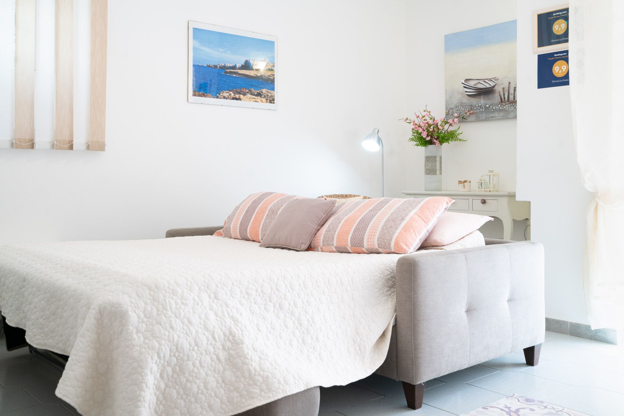 1 dormitorio, escritorio, tabla de planchar con plancha y cuna de viaje