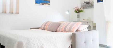 1 slaapkamer, een bureau, een strijkplank/strijkijzer, reisbedje