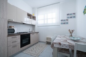 Fridge, microwave, oven, stovetop - DIMORA LA GRECA Whole apartment -Free WiFi- Air conditioning (Puglia)