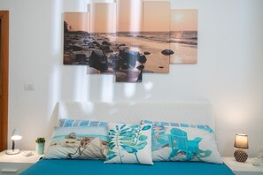 1 habitación, escritorio, tabla de planchar con plancha y cuna de viaje