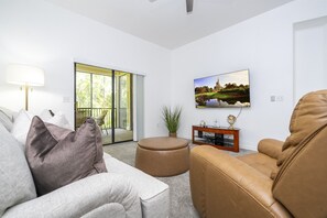 Smart TV - 2BR Condo Close to Disney | Gated, Pool & Hot Tub (Kissimmee)