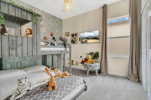 5 slaapkamers, een strijkplank/strijkijzer, reisbedje, gratis wifi
