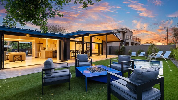 A modern house with a spacious patio, outdoor seating, and a pool. - Modern Scottsdale Villa Walk to Old Town , 4BR Pool & Spa (Scottsdale)