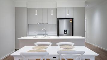 Micro-ondes, plaque de cuisson, lave-vaisselle, bouilloire électrique