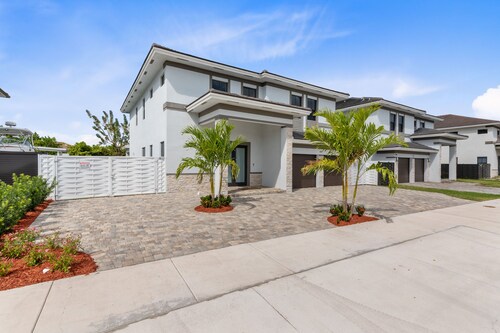 4BR/4BTH Miami Oasis: Stylish Retreat w/ BBQ & Trampoline - Near Beach & Airport