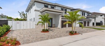 4BR/4BTH Miami Oasis: Stylish Retreat w/ BBQ & Trampoline - Near Beach & Airport