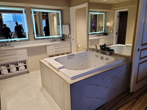 Douche, baignoire Ă jets, sĂšche-cheveux, serviettes fournies