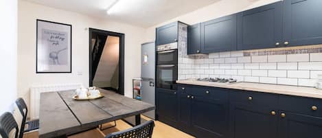 Een koelkast, een magnetron, een oven, een kookplaat