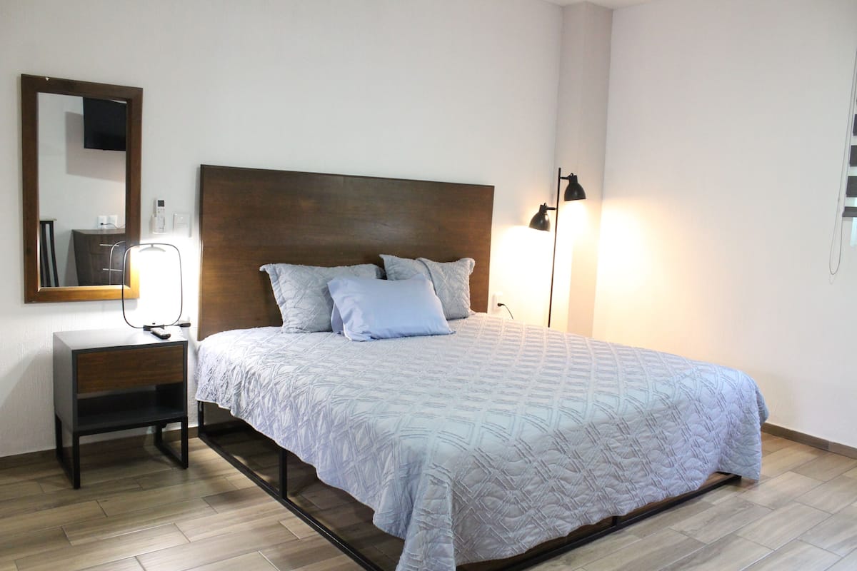 Deluxe Studio Suite | Blackout drapes, iron/ironing board, free WiFi, bed sheets