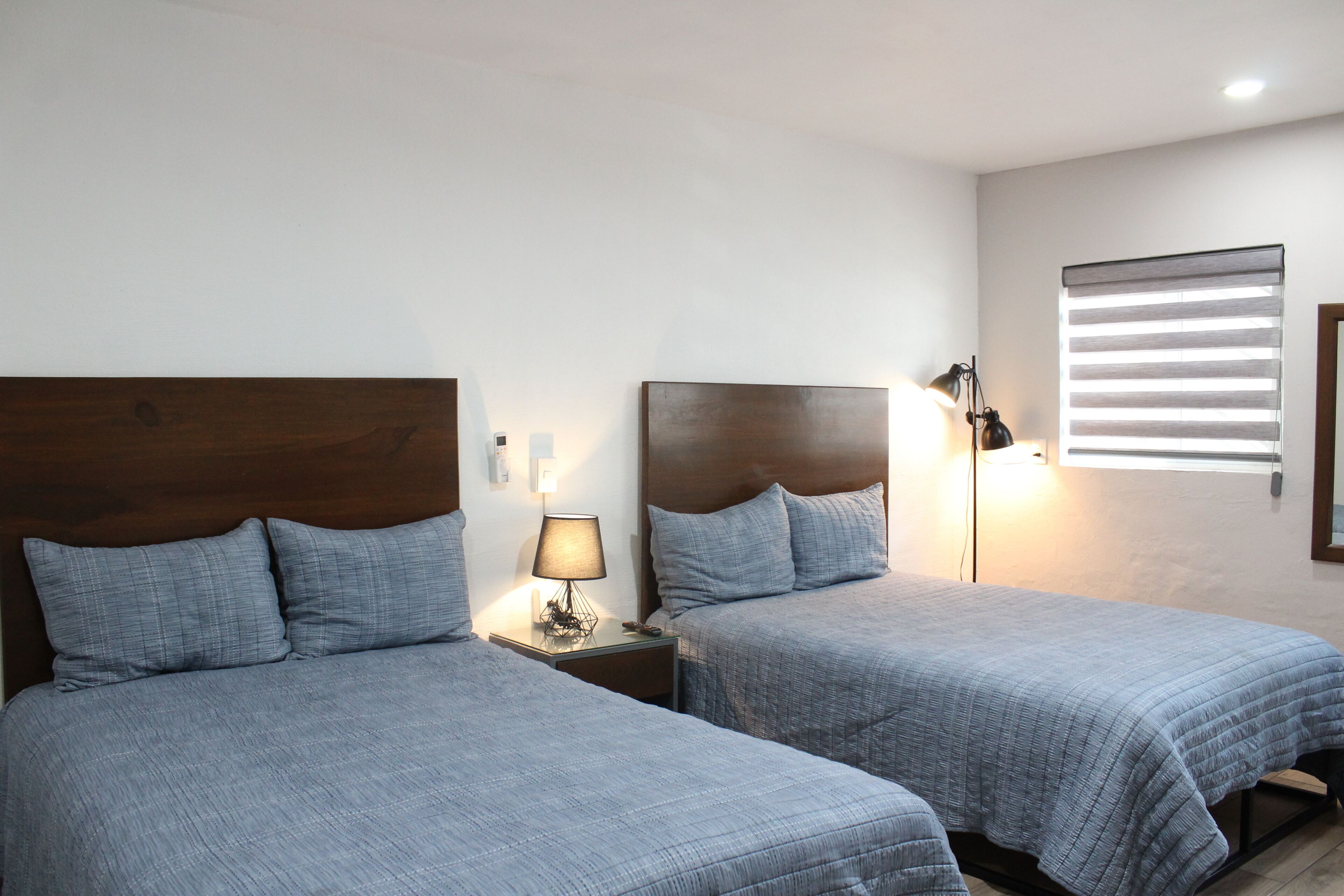 Chambre Double Familiale | Rideaux occultants, fer et planche à repasser, Wi-Fi gratuit