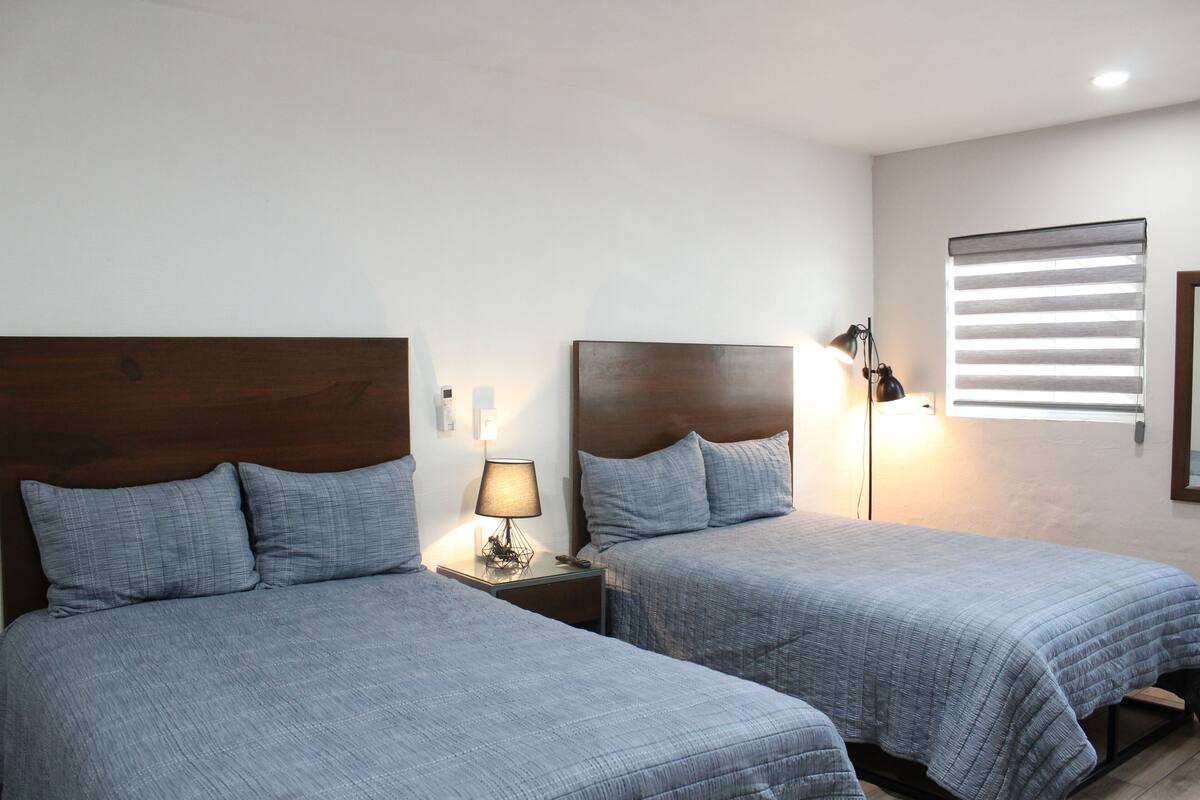 Chambre Double Familiale | Rideaux occultants, fer et planche à repasser, Wi-Fi gratuit