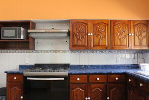 Casa familiar, patio, vista al patio | Cocina privada | Microondas, parrilla de estufa, cafetera y tetera y tostadora 