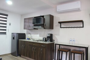 Estudio superior | Cocina privada | Microondas, parrilla de estufa, cafetera y tetera y tostadora 