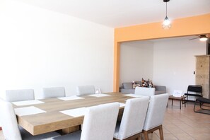 家庭單棟房屋, 露台, 庭園景 | 私人廚房 | 微波爐、爐具、多士爐、攪拌機