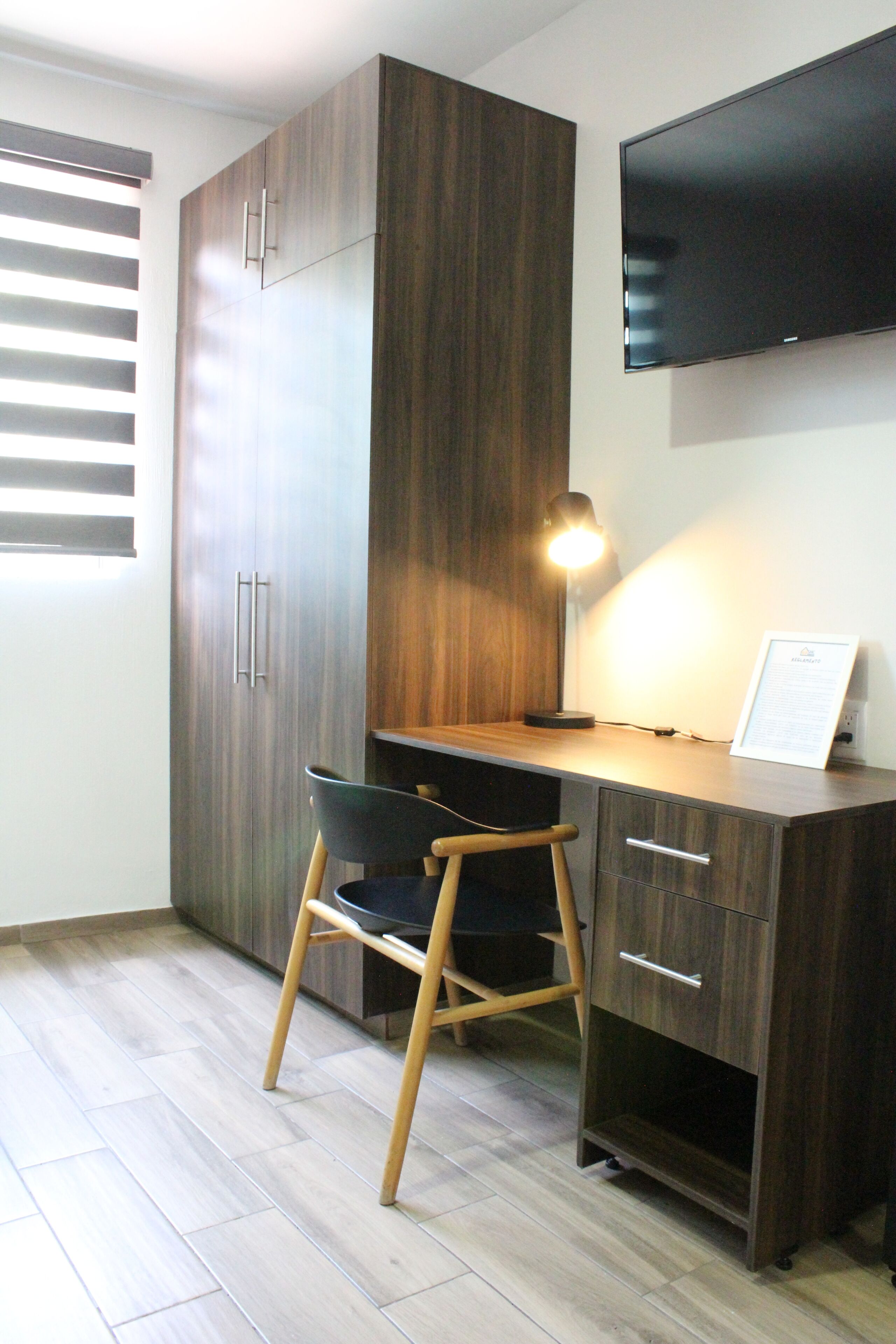 ห้องดีลักซ์สตูดิโอสวีท | ผ้าม่านกันแสง, เตารีด/โต๊ะรีดผ้า, Wi-Fi ฟรี, ผ้าปูที่นอน