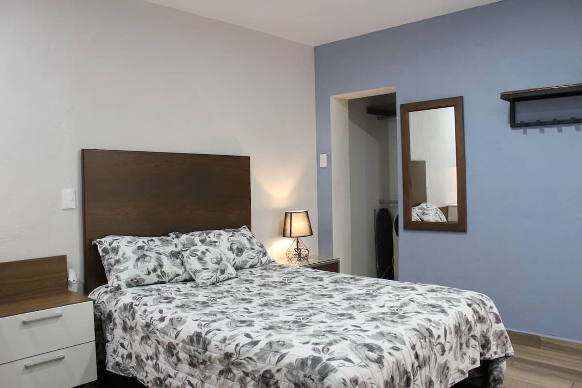 Basic Studio | Blackout drapes, iron/ironing board, free WiFi, bed sheets