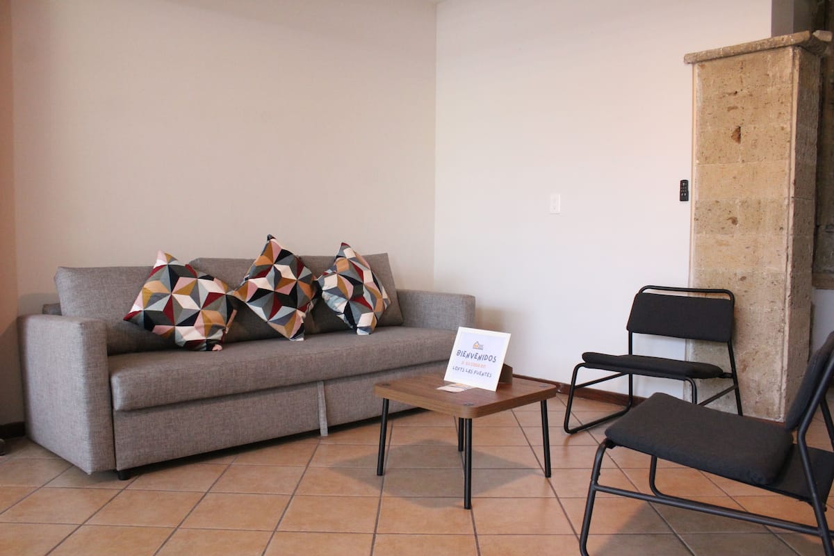 Casa familiar, patio, vista al patio | Área de sala de estar | Smart TV