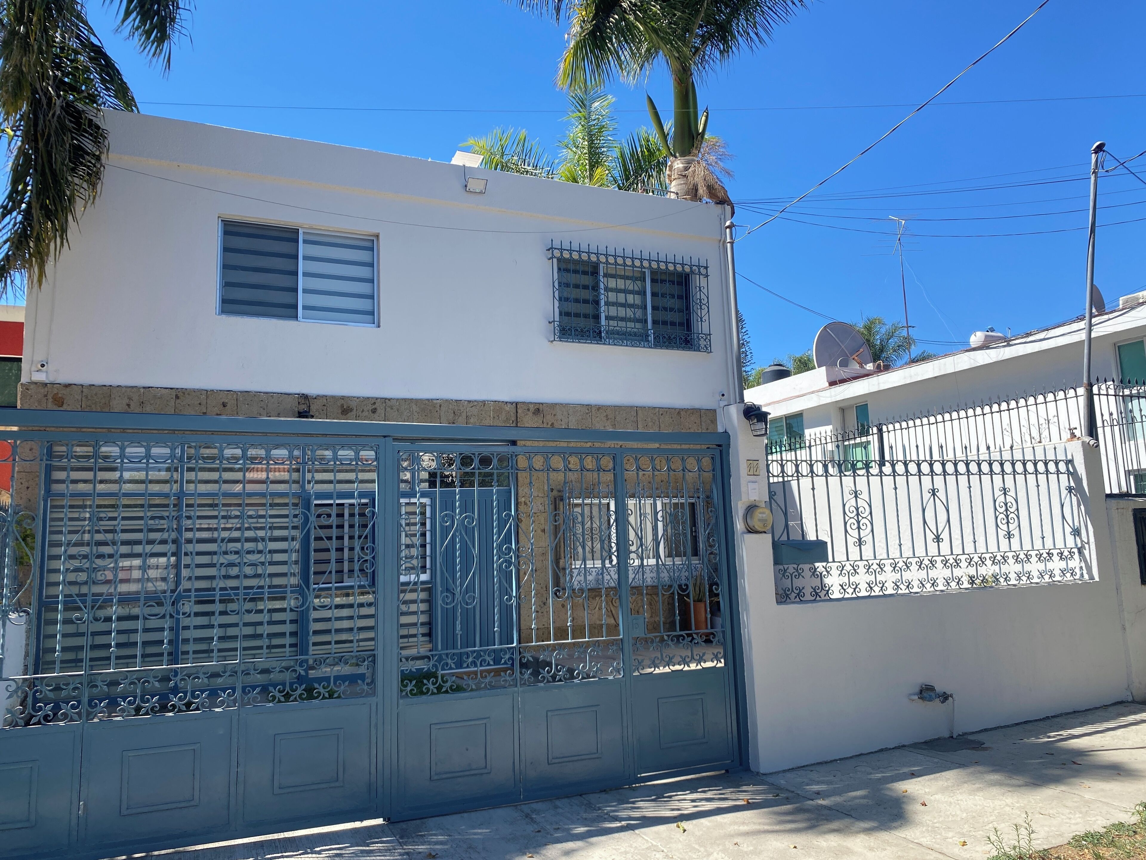 Vista frontal de la propiedad