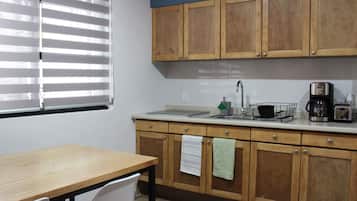 Apartamento familiar, vistas al patio | Cocina privada | Microondas, placa de cocina, cafetera o tetera y tostadora