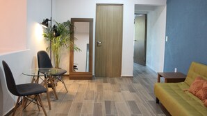 Familienapartment, Blick auf den Innenhof | Wohnbereich