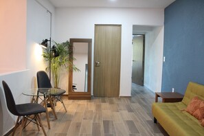 Family Apartment, Courtyard View | Living area | Smart TV - Lofts Las Fuentes (Zapopan)