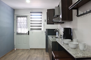 Estudio superior | Cocina privada | Microondas, parrilla de estufa, cafetera y tetera y tostadora 