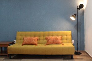 Departamento familiar, vista al patio | Área de sala de estar | Smart TV 